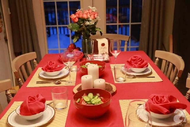 Luôn sử dụng hoa tươi để tạo điểm nhấn bắt mắt cho bàn ăn gia đình