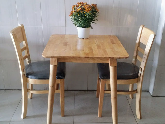 Dining table với mặt vuông độc đáo