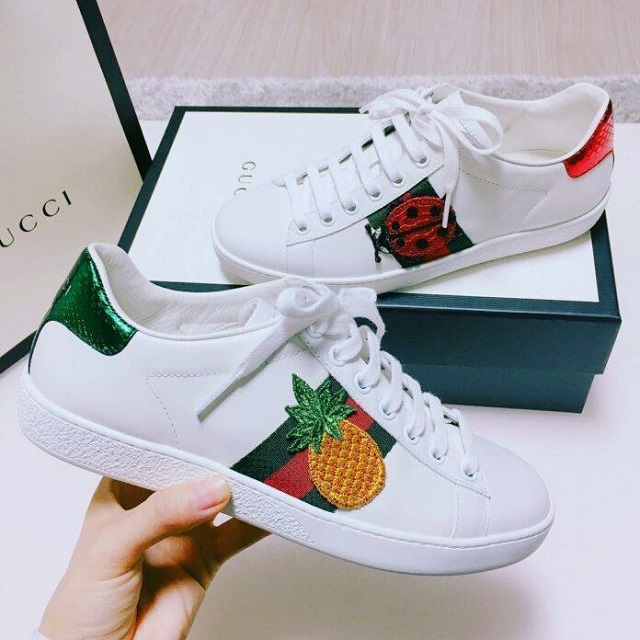 Mẫu sneaker thêu Gucci Ace Embroidered rất được yêu thích nhờ họa tiết thêu đẹp tinh xảo, nổi bật